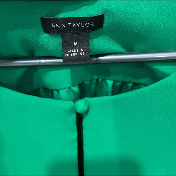 Ann Taylor green ladies blouse/top- size medium - Picture 3 of 6